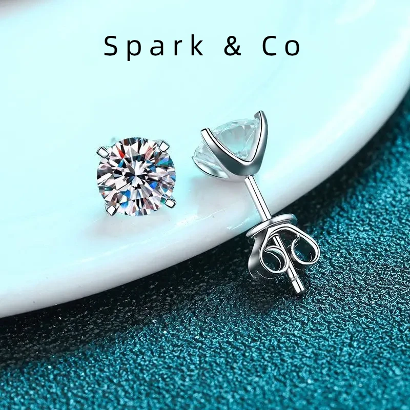 Spark & Co PT950 Platinum Four Claw Earrings 80 points 1 carat 2 carat Moissanite Earrings Simple
Spark & Co PT950 Platinum Four Claw Earrings 80 points 1 carat 2 carat Moissanite Earrings Simple