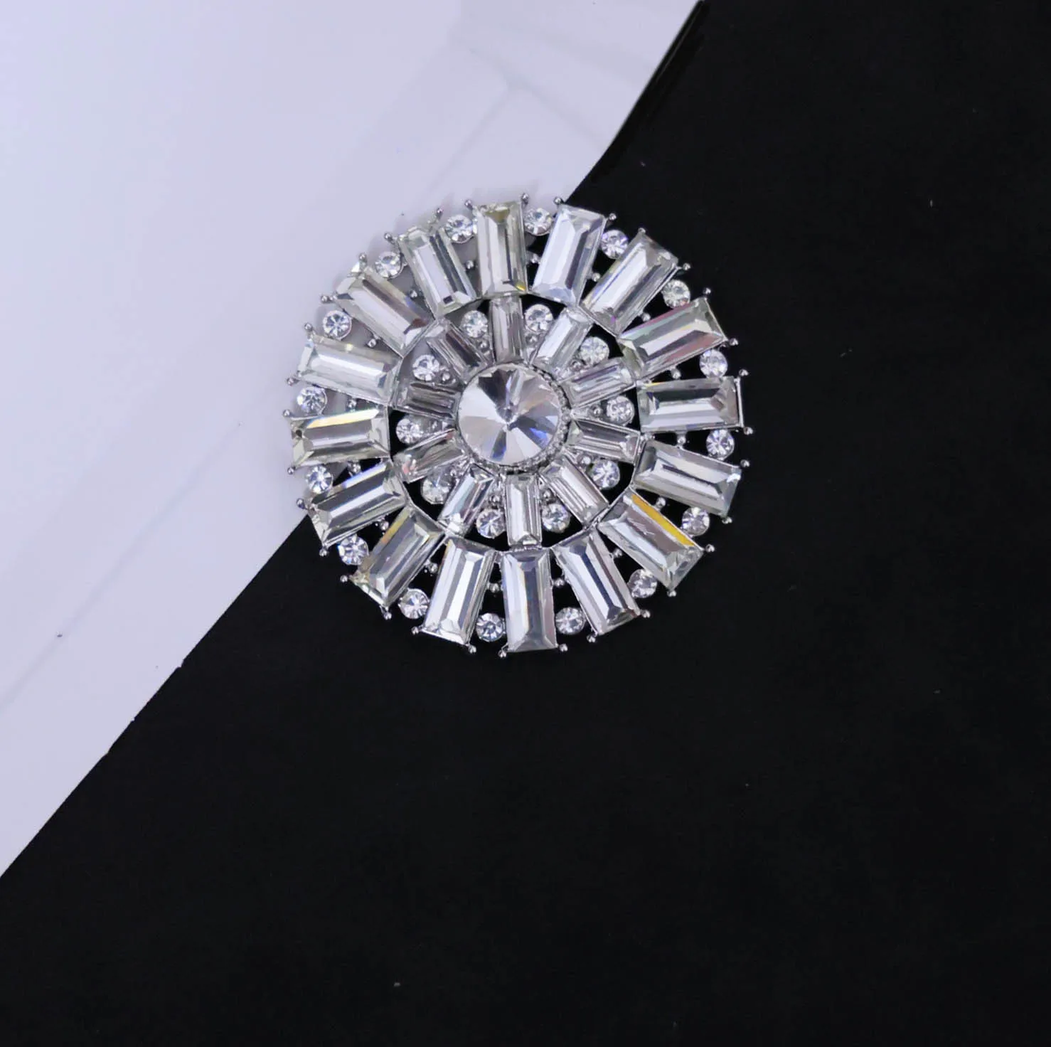 European and American new fashion high-end sense round zircon magnetic shirt dress brooch brooch
European and American new fashion high-end sense round zircon magnetic shirt dress brooch brooch