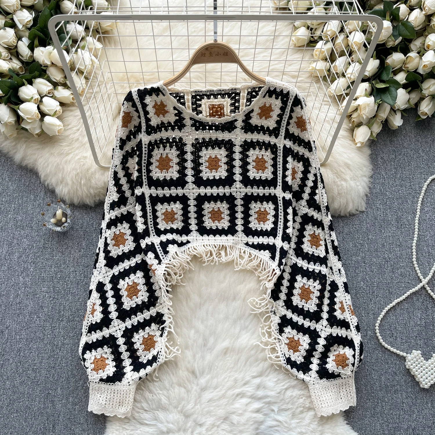 Vintage Autumn Women Knitting Top Hook Flower Hollow Long Sleeved Tassel Design O Neck Fashion Streetwear Casual Loose Blouse
Vintage Autumn Women Knitting Top Hook Flower Hollow Long Sleeved Tassel Design O Neck Fashion Streetwear Casual Loose Blouse