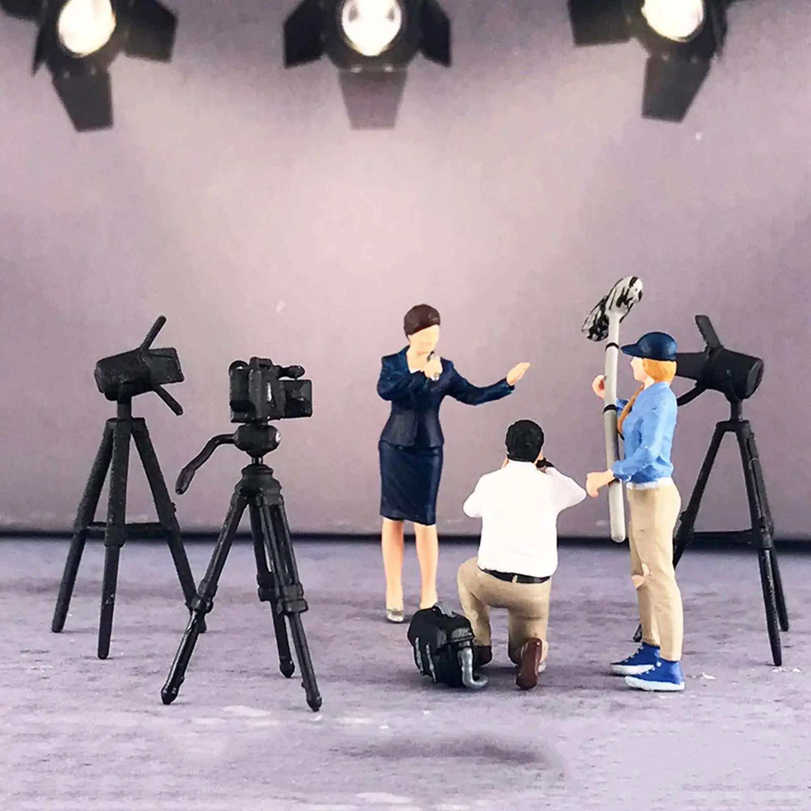 1:64 Figure Interview Photography Scene for Layout Desktop Ornament S Scale
1:64 Figure Interview Photography Scene for Layout Desktop Ornament S Scale