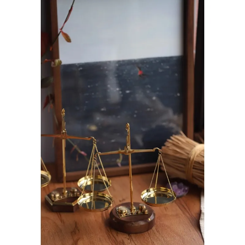 French light luxury retro Indian brass bracket magnifying glass balance study model room creative decorative ornament soft
French light luxury retro Indian brass bracket magnifying glass balance study model room creative decorative ornament soft