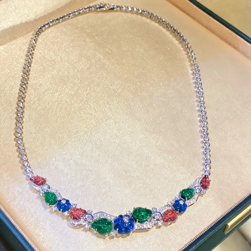Bellux Light Luxury Vintage Jewelry Necklace s925 Silver Plated Gold Red Green Blue Leaf Carving Gemstone Necklace
Bellux Light Luxury Vintage Jewelry Necklace s925 Silver Plated Gold Red Green Blue Leaf Carving Gemstone Necklace