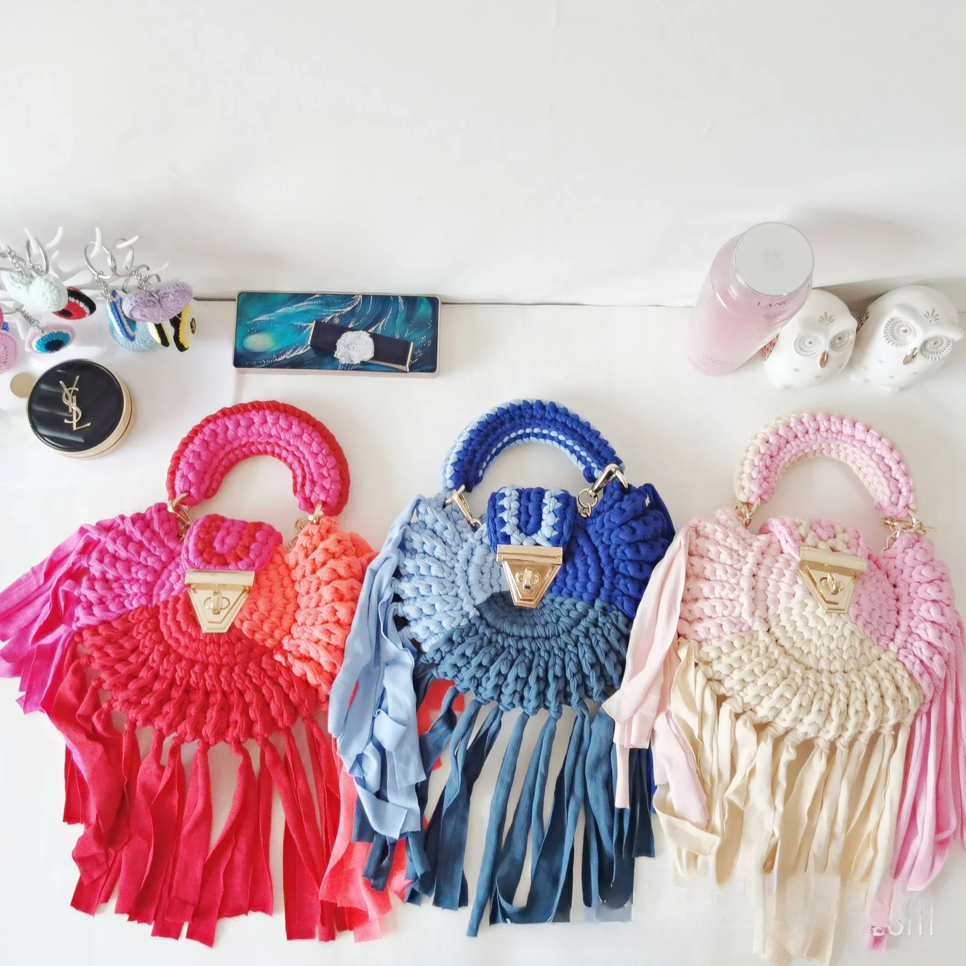 Latest Handmade Finished Cloth Crocheted Semicircle Tassel Bag Shoulder Bag Contrast Color Chain Bag Women's Purses and Handbag
Latest Handmade Finished Cloth Crocheted Semicircle Tassel Bag Shoulder Bag Contrast Color Chain Bag Women's Purses and Handbag