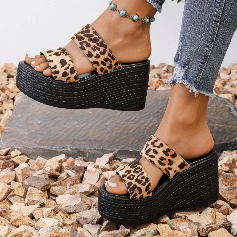 Thick Bottom Slope Heel Height Increasing Slippers 2025 Summer Leopard Color Beach Open Toe Shoes Women Non-slip Comfort Sandals 
Thick Bottom Slope Heel Height Increasing Slippers 2025 Summer Leopard Color Beach Open Toe Shoes Women Non-slip Comfort Sandals
