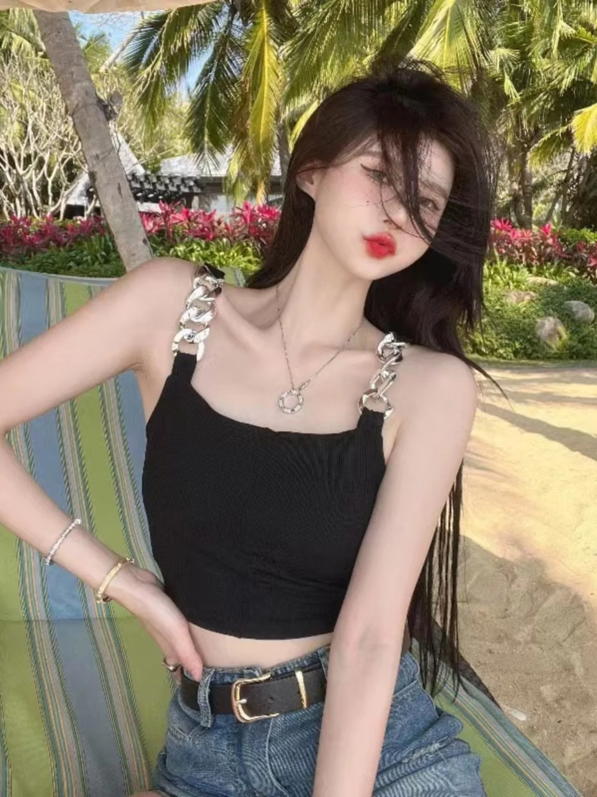 Sweet And Spicy Girl Ins Metal Chain Strap Vest Women's Summer New Outwear Slim Fit Short Top Fashion Style Regular Fit
Sweet And Spicy Girl Ins Metal Chain Strap Vest Women's Summer New Outwear Slim Fit Short Top Fashion Style Regular Fit