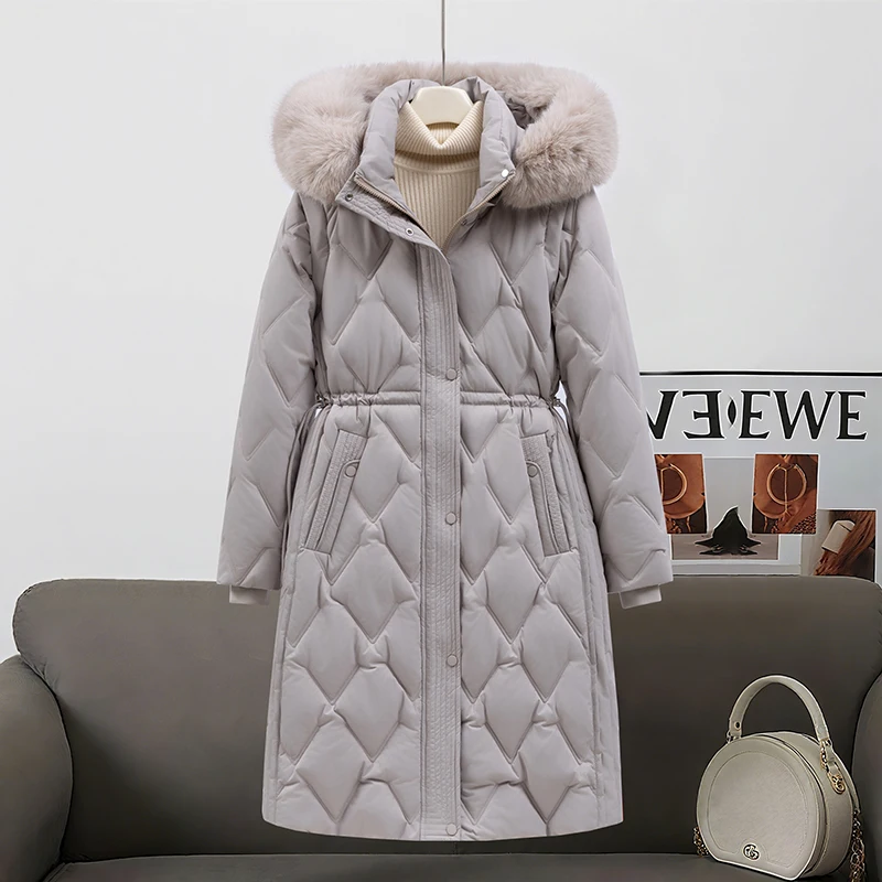 Съемная женская зимняя верхняя одежда из хлопкового тюэта средней длины с застежкой на талии и большим меховым воротником
Съемная женская зимняя верхняя одежда из хлопкового тюэта средней длины с застежкой на талии и большим меховым воротником