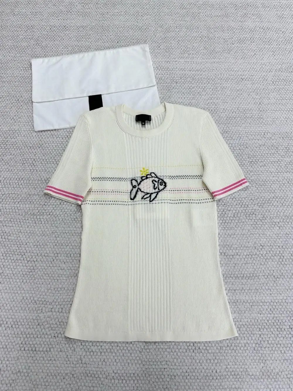 Spring 2025 New round Neck Slim Fit Short Sleeve Knitted Top Women's Fashion Commute Style Bright Surface Other Material 100%
Spring 2025 New round Neck Slim Fit Short Sleeve Knitted Top Women's Fashion Commute Style Bright Surface Other Material 100%