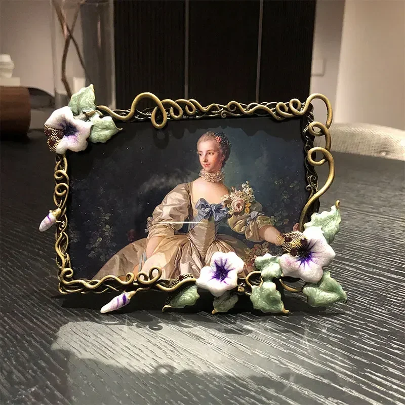 European Creative Picture Frame for Wedding Gift Metal Enamel Desktop Decor European Style Metal Stand Picture Frame
European Creative Picture Frame for Wedding Gift Metal Enamel Desktop Decor European Style Metal Stand Picture Frame