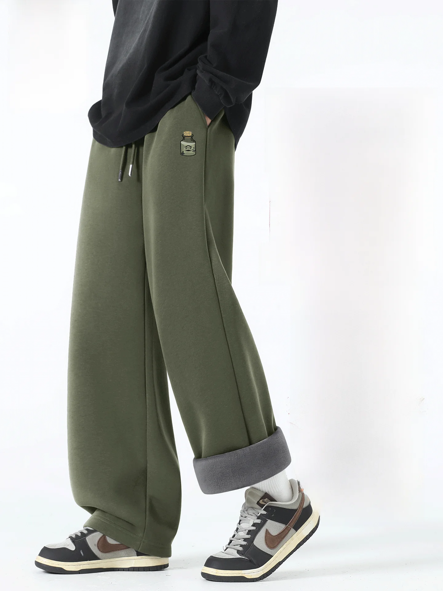 Мужские спортивные брюки на флисовой подкладке, осенне-зимние повседневные брюки прямого кроя, теплые модные брюки из смеси хлопка и полиэстера
Мужские спортивные брюки на флисовой подкладке, осенне-зимние повседневные брюки прямого кроя, теплые модные брюки из смеси хлопка и полиэстера