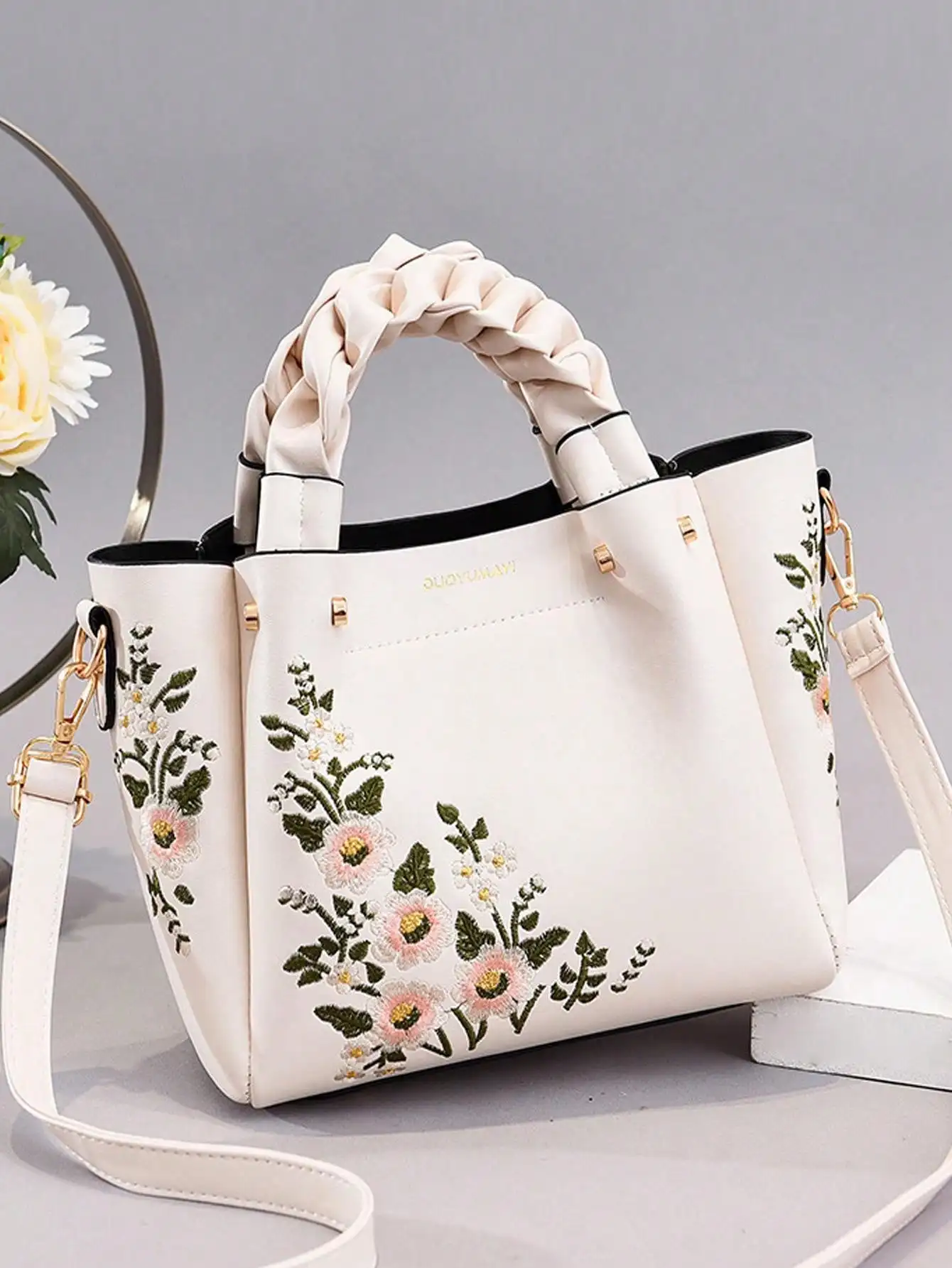 Women's casual and fashionable embroidered shoulder bag, crossbody bag, women's handbag
Women's casual and fashionable embroidered shoulder bag, crossbody bag, women's handbag