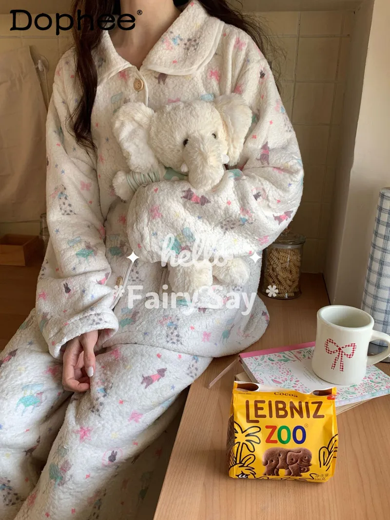 Милый пижамный комплект с мультяшной девочкой, утепленный для зимы, с отложным воротником, можно носить на улице, удобная и милая домашняя одежда
Милый пижамный комплект с мультяшной девочкой, утепленный для зимы, с отложным воротником, можно носить на улице, удобная и милая домашняя одежда