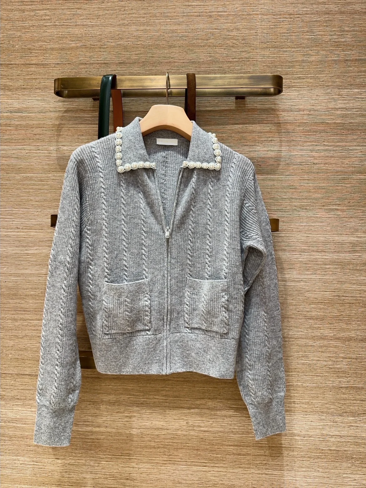 Вязаный кардиган из плотного трикотажа с вертикальными ребрами и воротником-стойкой, весенняя мода для женщин, длинный рукав, застежка-молния
Вязаный кардиган из плотного трикотажа с вертикальными ребрами и воротником-стойкой, весенняя мода для женщин, длинный рукав, застежка-молния