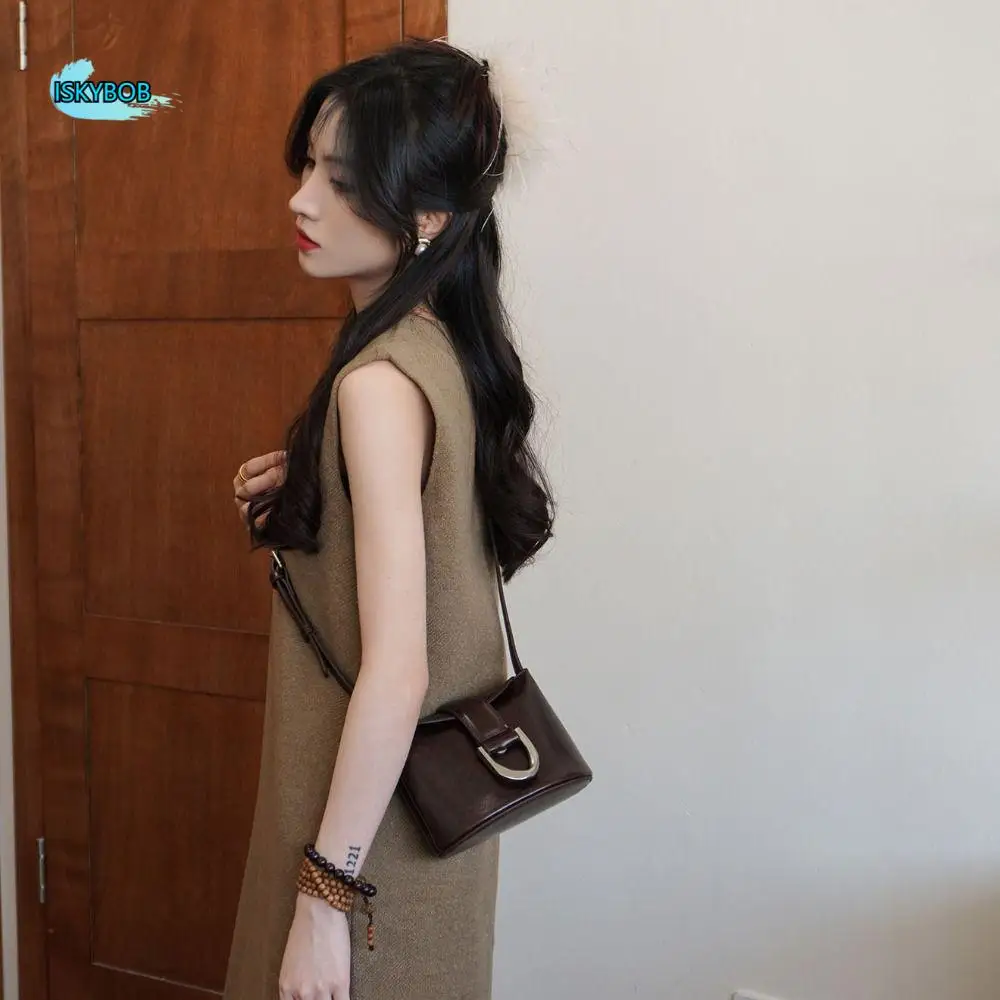 PU Leather Retro Bucket Bag Fashion Design Solid Color Flap Crossbody Bags Korean Style Shoulder Bag Versatile Saddle Bag
PU Leather Retro Bucket Bag Fashion Design Solid Color Flap Crossbody Bags Korean Style Shoulder Bag Versatile Saddle Bag