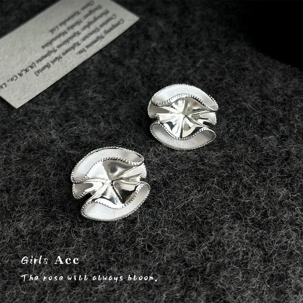 Personalized Minimalist 3D Flower Earrings Exaggerated High Sense Geometric Fold Earrings Niche Design Fashion Jewelry Hot Sale
Personalized Minimalist 3D Flower Earrings Exaggerated High Sense Geometric Fold Earrings Niche Design Fashion Jewelry Hot Sale