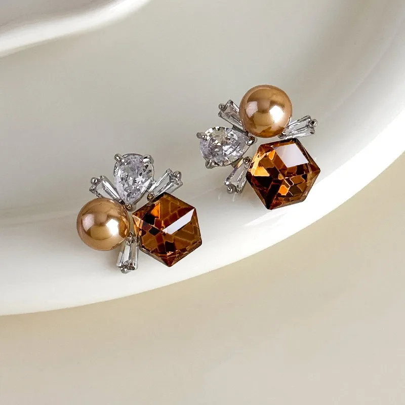 Brown Crystal Pearl Stud Earrings Premium Niche Design Luxurious Elegant Jewelry for Women Handmade Lightweight Versatile Daily
Brown Crystal Pearl Stud Earrings Premium Niche Design Luxurious Elegant Jewelry for Women Handmade Lightweight Versatile Daily