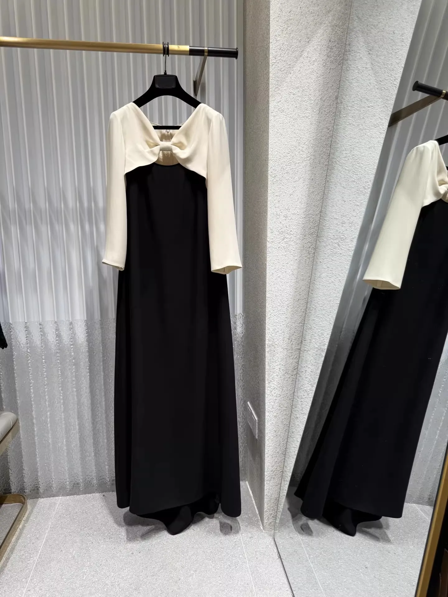 Elegant Ladies Luxury Heavyweight Silk Long Dress V Neck Hollow Out Bow Fashion Patchwork Black Evening Dress
Elegant Ladies Luxury Heavyweight Silk Long Dress V Neck Hollow Out Bow Fashion Patchwork Black Evening Dress