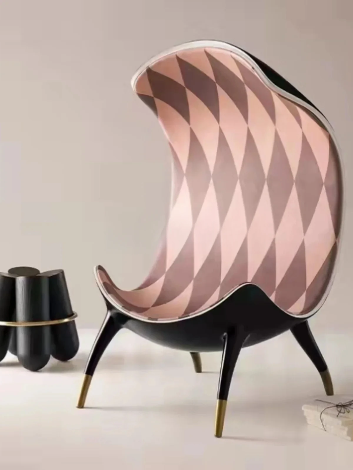 New Nordic Art Creative Ballet Chair Modern Modern Special-shaped Fiberglass High Back Leisure Chair
New Nordic Art Creative Ballet Chair Modern Modern Special-shaped Fiberglass High Back Leisure Chair