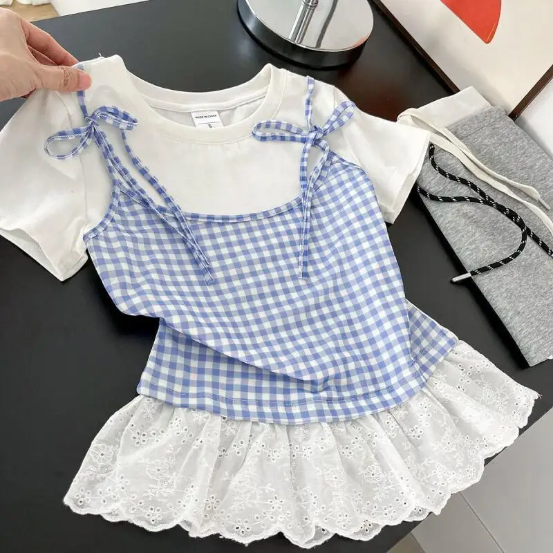 Корейская женская летняя футболка с кружевным подолом, модная и универсальная, милая и мягкая, удобная, искусственный топ из двух частей.
Корейская женская летняя футболка с кружевным подолом, модная и универсальная, милая и мягкая, удобная, искусственный топ из двух частей.