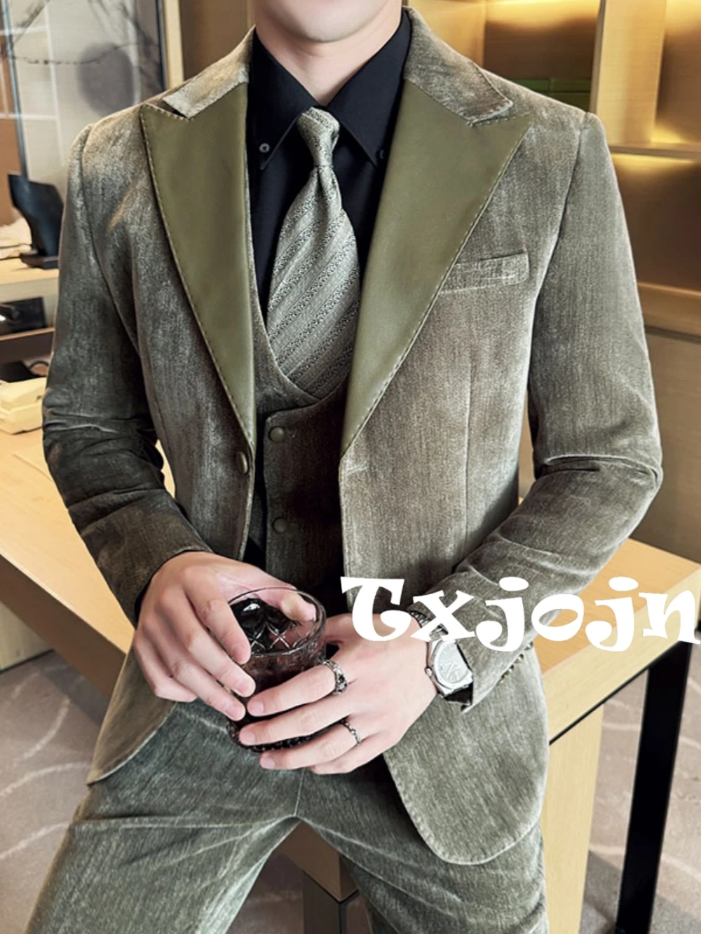 2026 Новый теплый бархатный костюм с пиковыми лацканами, комплект из 3 предметов для мужчин, смокинг для банкета, вечеринки, красивые элегантные мужские костюмы, деловой наряд
2026 Новый теплый бархатный костюм с пиковыми лацканами, комплект из 3 предметов для мужчин, смокинг для банкета, вечеринки, красивые элегантные мужские костюмы, деловой наряд