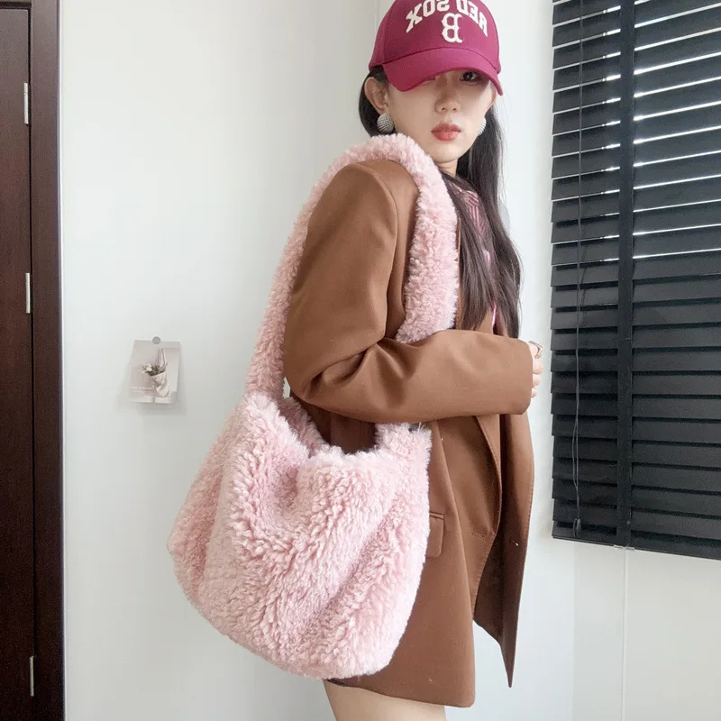 Autumn Winter New Fashion Cloud Bag Oversized Plush Crossbody Bag Faux Wool Single Shoulder Bag Internet Celebrity Same Style
Autumn Winter New Fashion Cloud Bag Oversized Plush Crossbody Bag Faux Wool Single Shoulder Bag Internet Celebrity Same Style