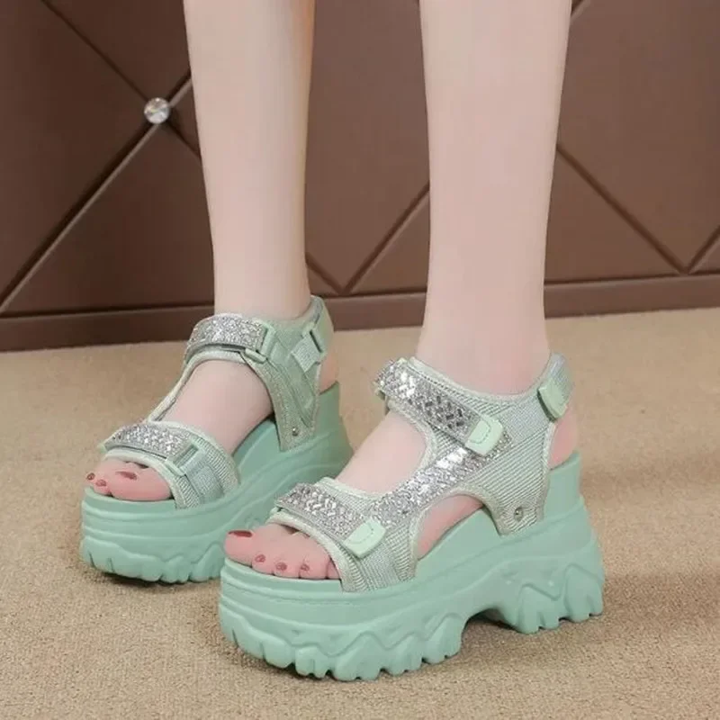 Дизайнерские пикантные сандалии на высоком каблуке с открытым носком на массивном каблуке, женская обувь на танкетке, увеличенная платформа, женские пляжные туфли 202, летние роскошные сандалии
Дизайнерские пикантные сандалии на высоком каблуке с открытым носком на массивном каблуке, женская обувь на танкетке, увеличенная платформа, женские пляжные туфли 202, летние роскошные сандалии