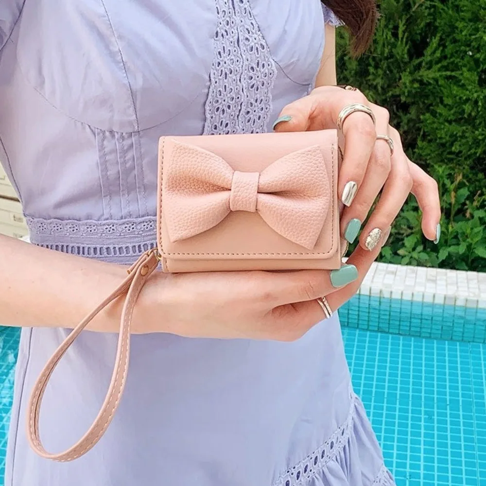 Simple Pu Leather Bow Short Wallet Multifunctional Korean Style Card Holder Card Bag Coin Purse Triple Fold Wallet Travel
Simple Pu Leather Bow Short Wallet Multifunctional Korean Style Card Holder Card Bag Coin Purse Triple Fold Wallet Travel