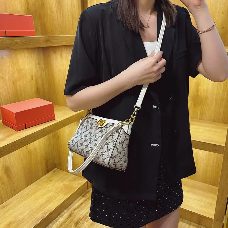 Luxury Tote Diaper Bag For Women Solid Color Leather Shopper Large Capacity Elegant Designer Commuter Fashionable Shoulder Bag
Luxury Tote Diaper Bag For Women Solid Color Leather Shopper Large Capacity Elegant Designer Commuter Fashionable Shoulder Bag