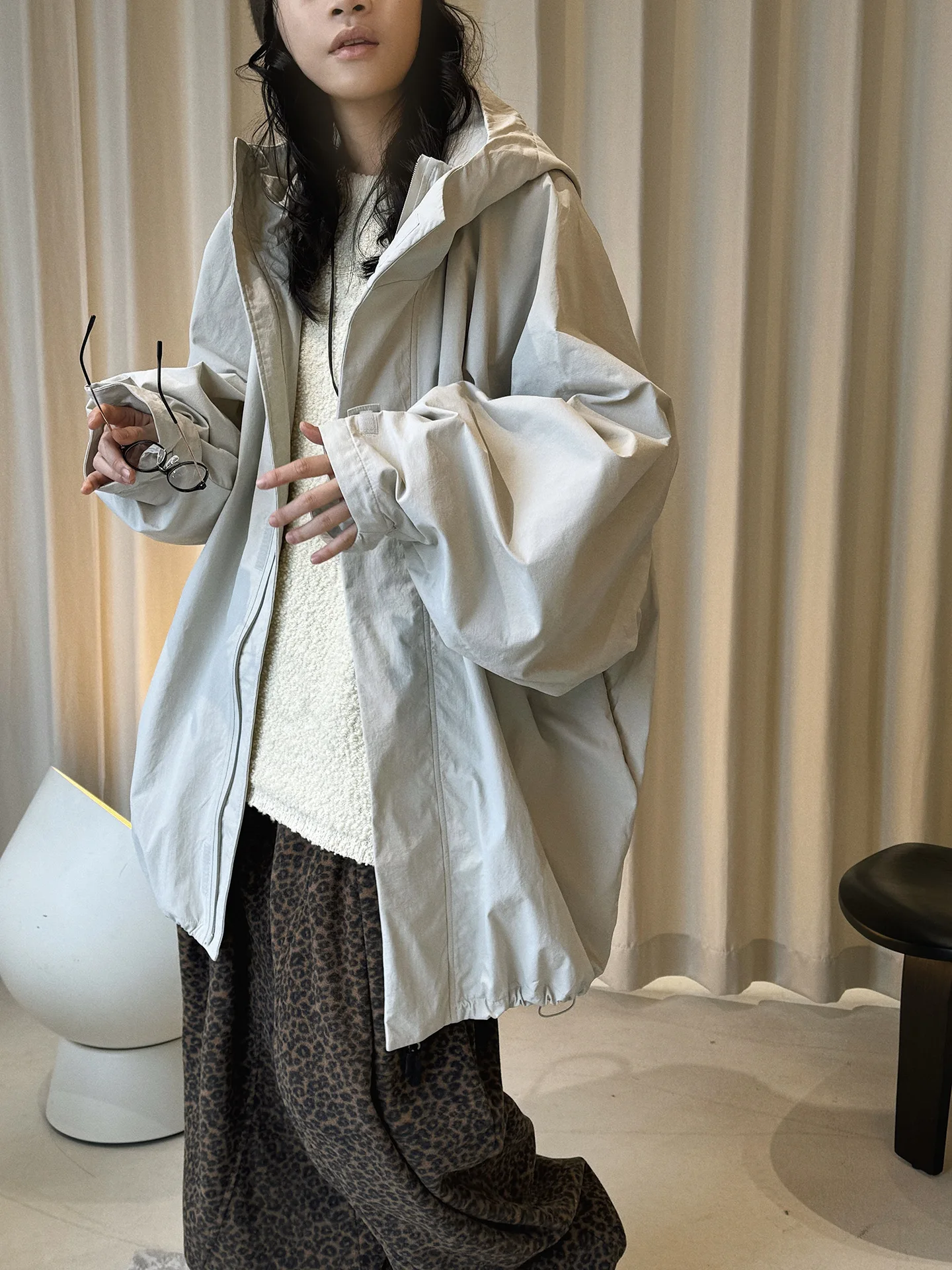 Spring new Japanese casual style outdoor large silhouette hooded jacket windbreaker loose windproof jacket for women
Spring new Japanese casual style outdoor large silhouette hooded jacket windbreaker loose windproof jacket for women