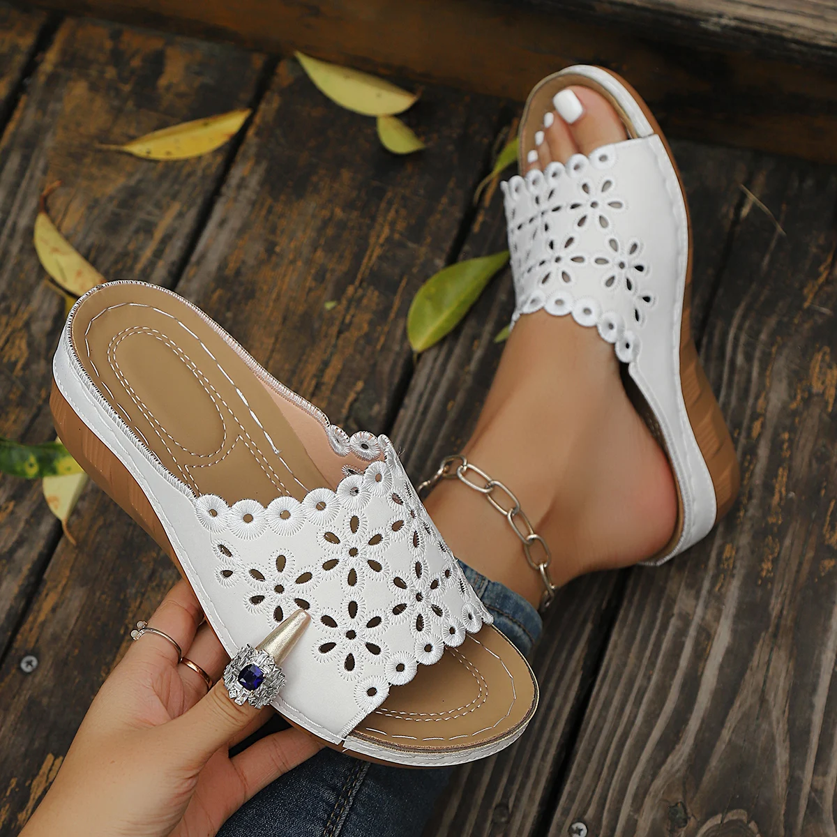 Женские тапочки, обувь больших размеров для женщин, повседневные новые летние тапочки на танкетке с цветочным принтом, новинка 2025, римские сандалии на платформе в стиле ретро, женские шлепанцы
Женские тапочки, обувь больших размеров для женщин, повседневные новые летние тапочки на танкетке с цветочным принтом, новинка 2025, римские сандалии на платформе в стиле ретро, женские шлепанцы