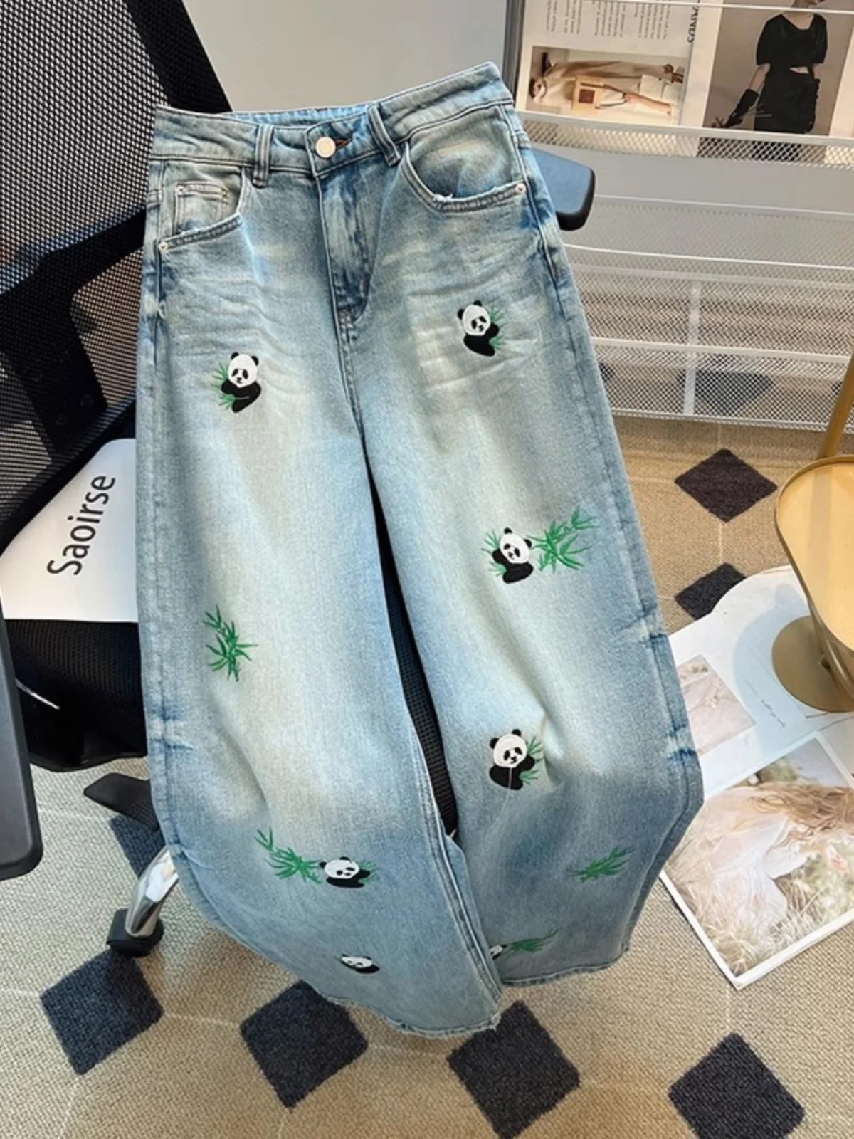 Джинсы с высокой талией и тяжелой вышивкой в виде панды, свободные утягивающие модные широкие брюки для мужчин, осенне-зимние повседневные джинсы больших размеров
Джинсы с высокой талией и тяжелой вышивкой в виде панды, свободные утягивающие модные широкие брюки для мужчин, осенне-зимние повседневные джинсы больших размеров