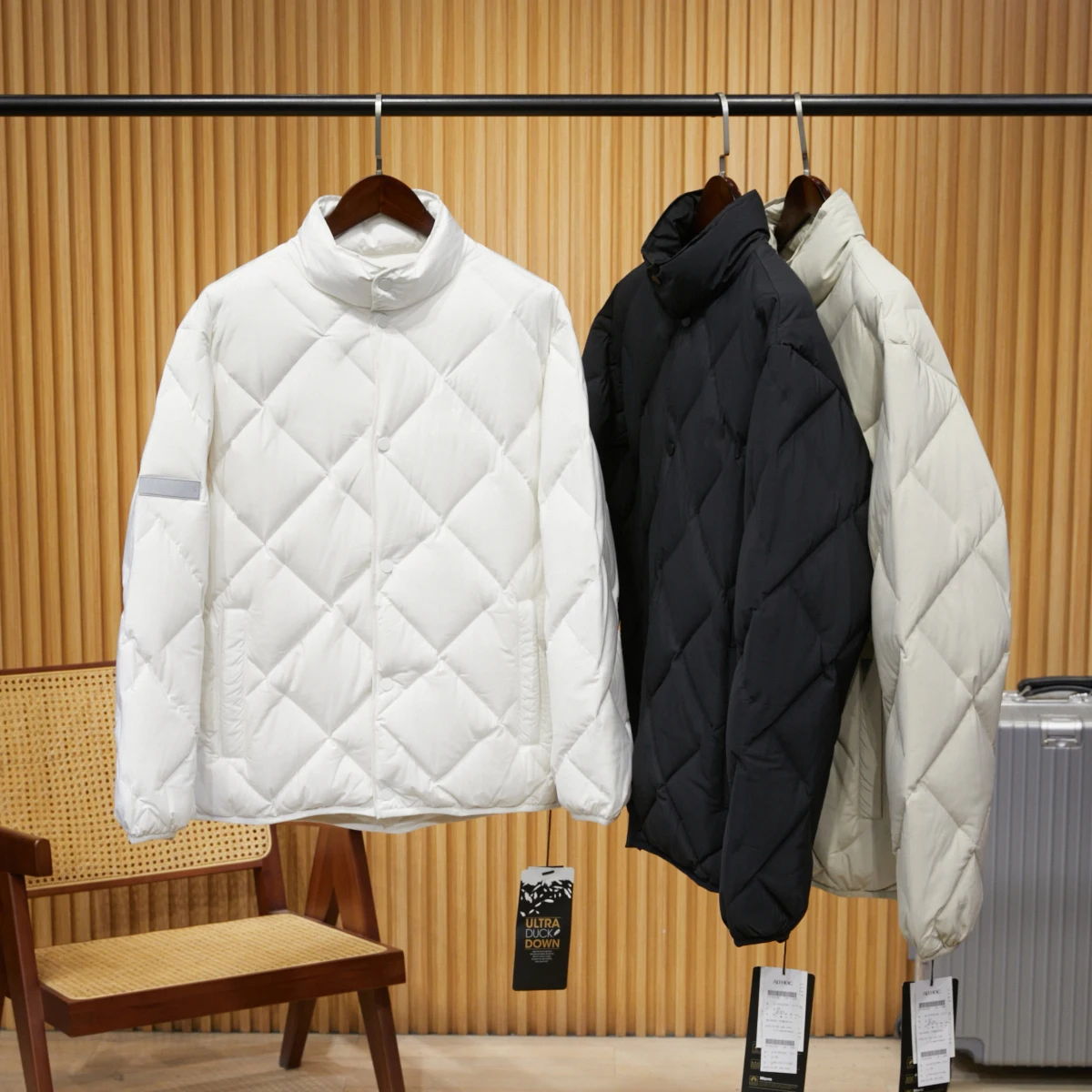 Новая мужская зимняя куртка-пуховик в корейском стиле с наполнителем из утиного пуха, свободного кроя, с ромбовидным узором и воротником-стойкой
Новая мужская зимняя куртка-пуховик в корейском стиле с наполнителем из утиного пуха, свободного кроя, с ромбовидным узором и воротником-стойкой