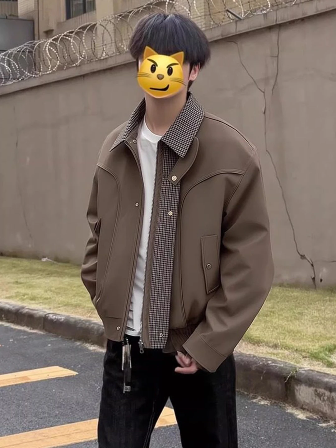 Мужская демисезонная куртка-бомбер в американском ретро-стиле с клетчатыми вставками, отложным воротником и контрастной строчкой
Мужская демисезонная куртка-бомбер в американском ретро-стиле с клетчатыми вставками, отложным воротником и контрастной строчкой