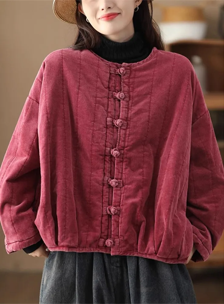 Ретро-утепленная стеганая хлопковая куртка для женщин, зимнее пальто на пуговицах, теплая хлопковая одежда, верхняя одежда с китайской вышивкой
Ретро-утепленная стеганая хлопковая куртка для женщин, зимнее пальто на пуговицах, теплая хлопковая одежда, верхняя одежда с китайской вышивкой