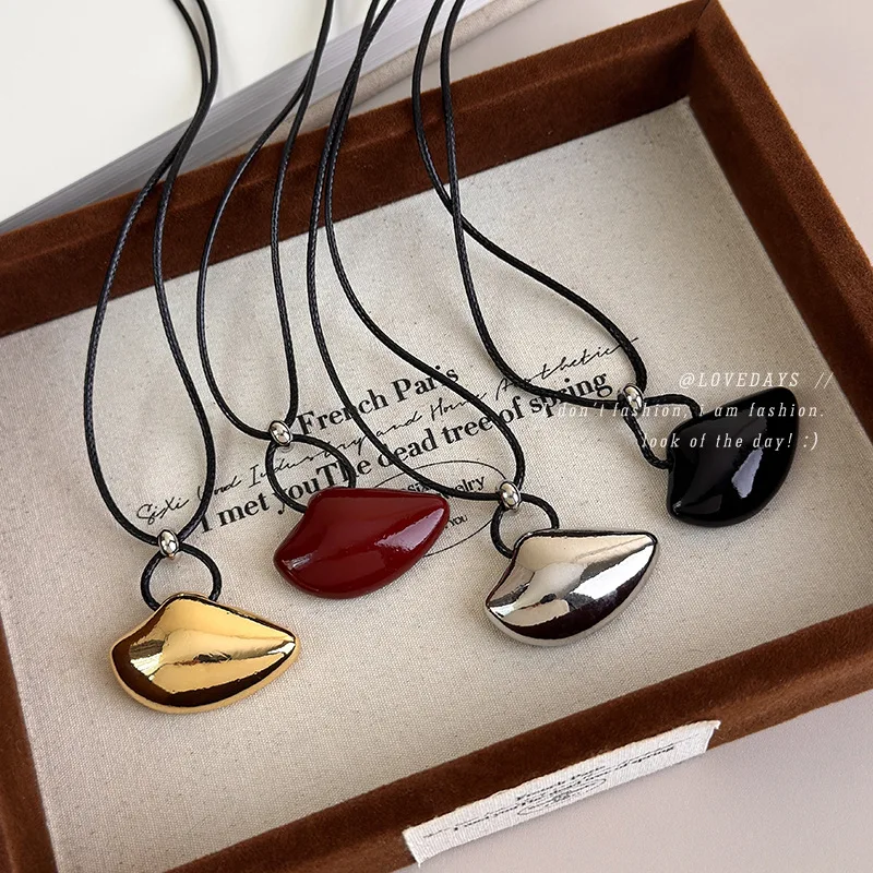 Metal Enamel Cloud Pendant Long Sweater Chain Vintage Premium Design Versatile Lightweight Soft for Women Daily Wear Elegant
Metal Enamel Cloud Pendant Long Sweater Chain Vintage Premium Design Versatile Lightweight Soft for Women Daily Wear Elegant