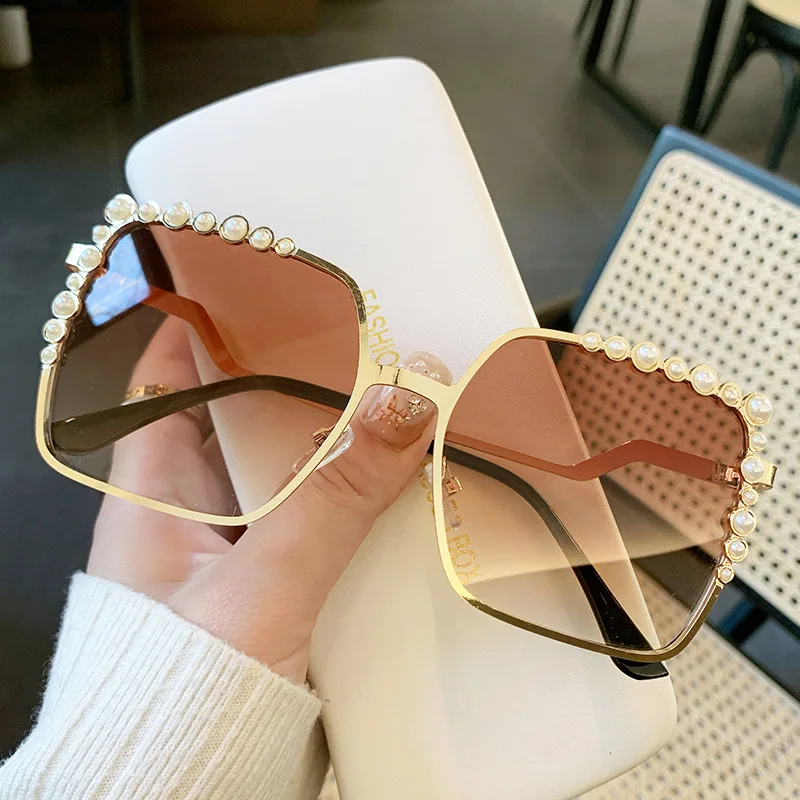 2025 Ins Style Pearl Trim Metal Oversized Sunglasses Women Fashion Decorative Sun Glasses Trendy Eyewear
2025 Ins Style Pearl Trim Metal Oversized Sunglasses Women Fashion Decorative Sun Glasses Trendy Eyewear