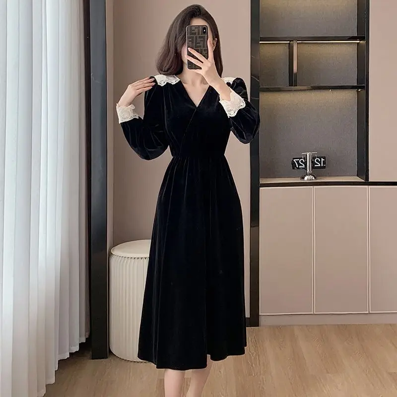 Hepburn Style French Black Velvet V-neck Dress for Women's Autumn and Winter Retro Slimming Temperament A-line Mid Length Skirt
Hepburn Style French Black Velvet V-neck Dress for Women's Autumn and Winter Retro Slimming Temperament A-line Mid Length Skirt