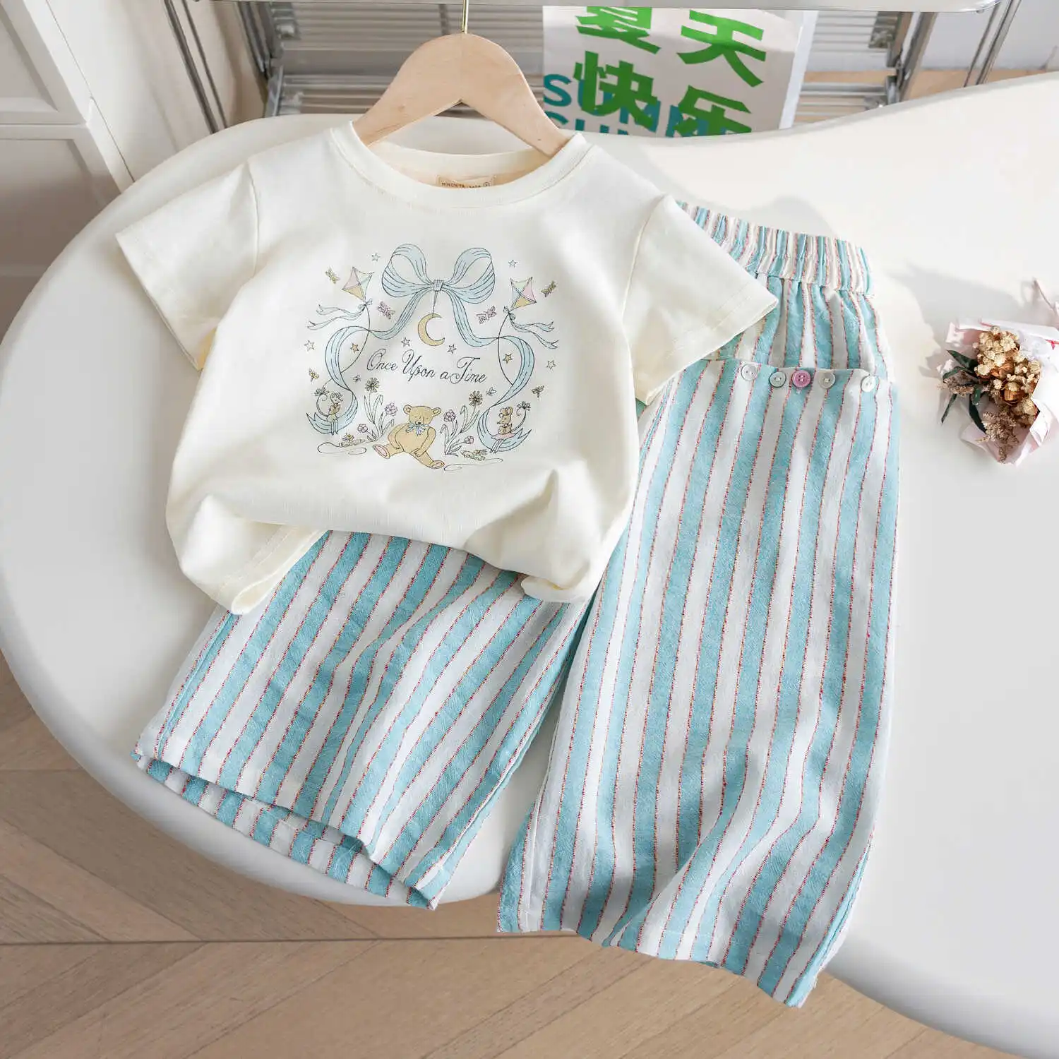 Girls Summer Short-Sleeve T-Shirt Set Versatile Loose Casual Top with Nine-Inch Striped Wide-Leg Pants Children's Outfit
Girls Summer Short-Sleeve T-Shirt Set Versatile Loose Casual Top with Nine-Inch Striped Wide-Leg Pants Children's Outfit