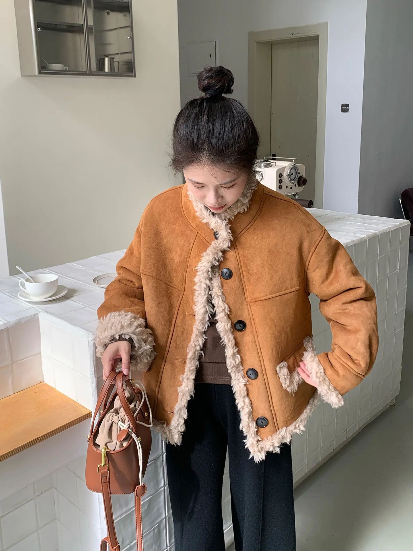 Женское замшевое пальто из овчины с мехом, утепленное, из кожи и меха, теплое, повседневное, с воротником-стойкой, с длинными рукавами
Женское замшевое пальто из овчины с мехом, утепленное, из кожи и меха, теплое, повседневное, с воротником-стойкой, с длинными рукавами