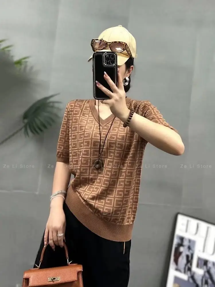 2026 Summer Lightweight British Style Fashionable Niche Print Women's Loose Fit Pullover V-neck Short Sleeve Knit Top
2026 Summer Lightweight British Style Fashionable Niche Print Women's Loose Fit Pullover V-neck Short Sleeve Knit Top