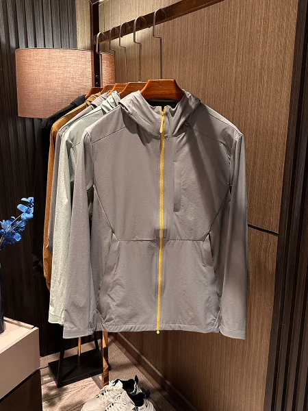 Высококачественная мужская летняя куртка-ветровка из полиэстера: эластичная, дышащая, водоотталкивающая, с защитой от УФ-излучения, для делового и повседневного стиля
Высококачественная мужская летняя куртка-ветровка из полиэстера: эластичная, дышащая, водоотталкивающая, с защитой от УФ-излучения, для делового и повседневного стиля