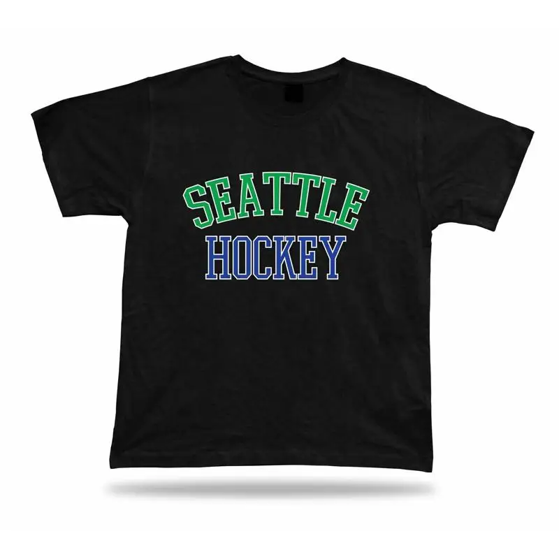 Футболка SEATTLE HOCKEY зеленая, белая, синяя, WA, США, ледяная одежда, зимний дизайн
Футболка SEATTLE HOCKEY зеленая, белая, синяя, WA, США, ледяная одежда, зимний дизайн