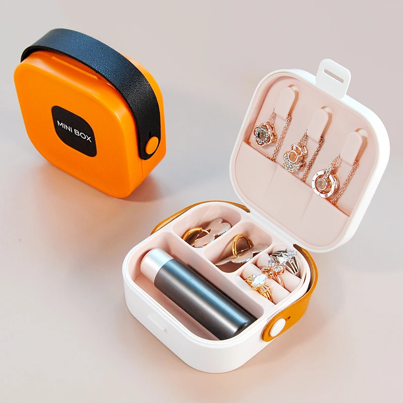 Simple and exquisite jewelry storage box, portable and multi-functional separated jewelry, lipstick and decoration storage box
Simple and exquisite jewelry storage box, portable and multi-functional separated jewelry, lipstick and decoration storage box
