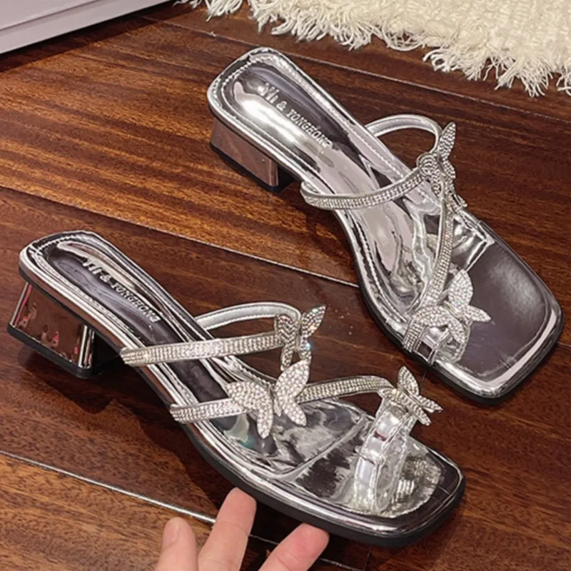 Лето 2022, корейские босоножки на высоком каблуке со сверкающими кристаллами и стразами на массивном каблуке для женщин, противоскользящий дизайн с кольцом на носке
Лето 2022, корейские босоножки на высоком каблуке со сверкающими кристаллами и стразами на массивном каблуке для женщин, противоскользящий дизайн с кольцом на носке