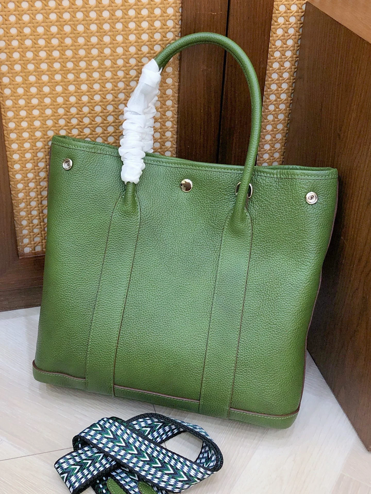 XHTY Genuine Leather Handbag Women's Bag Top-Grain Leather Fashion Versatile Crossbody Bag New Commuter Bag Vintage
XHTY Genuine Leather Handbag Women's Bag Top-Grain Leather Fashion Versatile Crossbody Bag New Commuter Bag Vintage