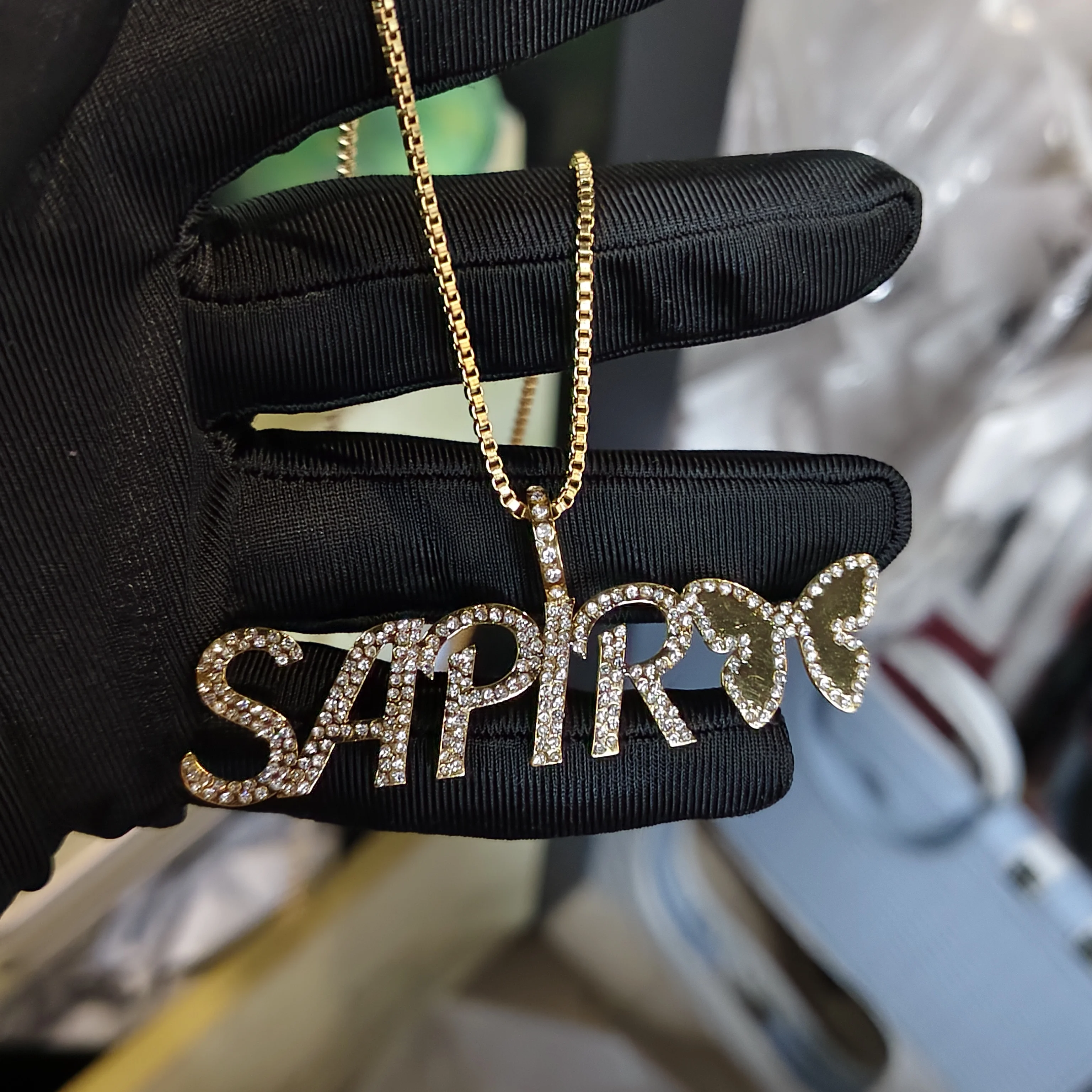 DHQH 2026 Персонализированное ожерелье с именем из бриллиантов, сияющий кулон с инициалом в старинном английском стиле, прямые поставки с завода
DHQH 2026 Персонализированное ожерелье с именем из бриллиантов, сияющий кулон с инициалом в старинном английском стиле, прямые поставки с завода