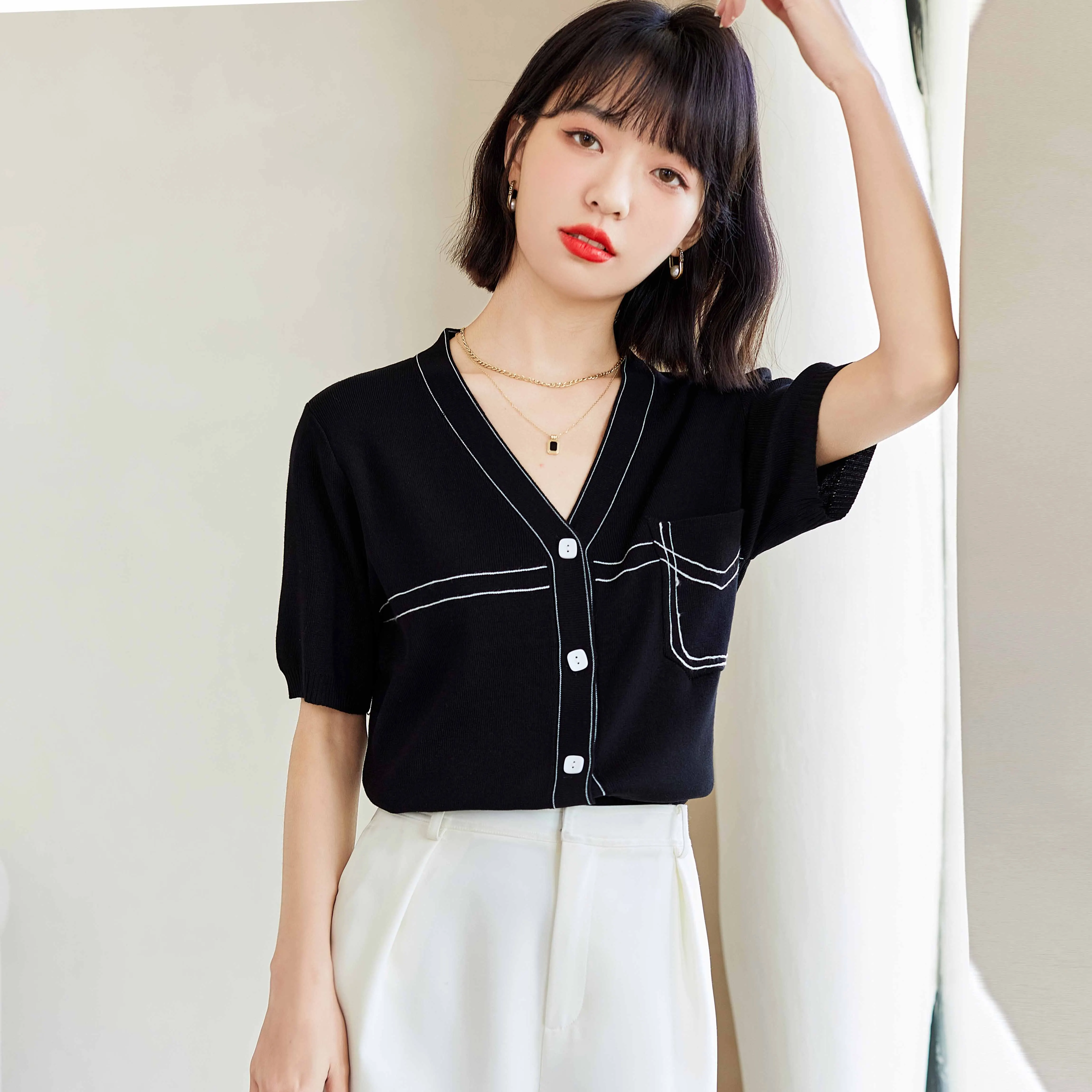 2023 summer new casual v-neck knitted cardigan knitted sweater women's white line pocket thin short-sleeved T-shirt top
2023 summer new casual v-neck knitted cardigan knitted sweater women's white line pocket thin short-sleeved T-shirt top