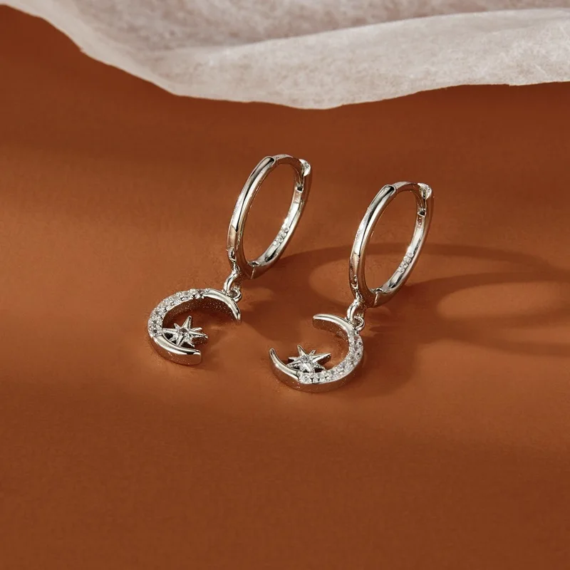 Серьги-кольца из стерлингового серебра 925 пробы со звездой и луной, темпераментные простые женские свадебные украшения, модные аксессуары
Серьги-кольца из стерлингового серебра 925 пробы со звездой и луной, темпераментные простые женские свадебные украшения, модные аксессуары