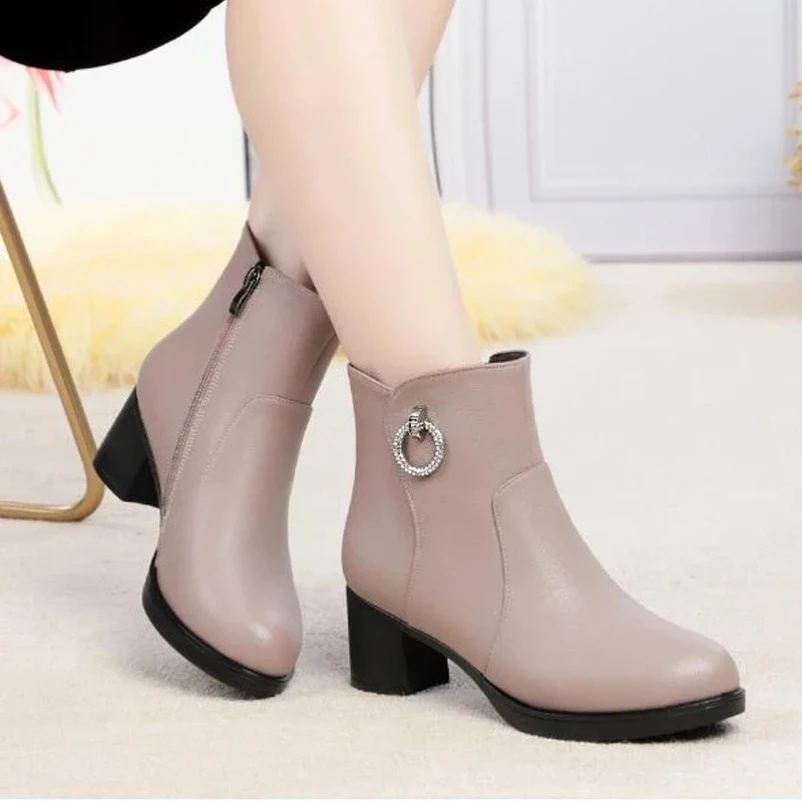 Новинка 2024, зимние шерстяные ботинки с подсветкой, большие размеры 41, 42, 43, модные женские ботинки на среднем каблуке, теплые женские ботильоны 
Новинка 2024, зимние шерстяные ботинки с подсветкой, большие размеры 41, 42, 43, модные женские ботинки на среднем каблуке, теплые женские ботильоны