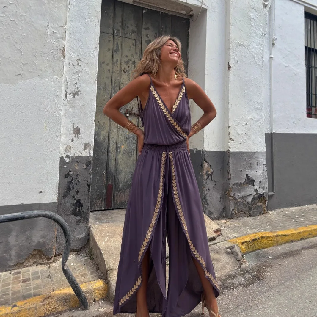 Женский комбинезон на бретелях с V-образным вырезом и золотой лентой на талии, весна-лето 2026
Женский комбинезон на бретелях с V-образным вырезом и золотой лентой на талии, весна-лето 2026