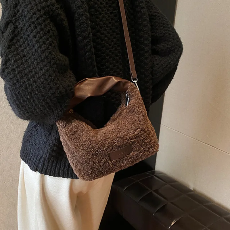 Solid Color Design Fashion Luxury Women's Handbags Designer Lady Crossbody Bags Fluffy Soft Plush Warm 2024 Winter Shoulder Bags
Solid Color Design Fashion Luxury Women's Handbags Designer Lady Crossbody Bags Fluffy Soft Plush Warm 2024 Winter Shoulder Bags